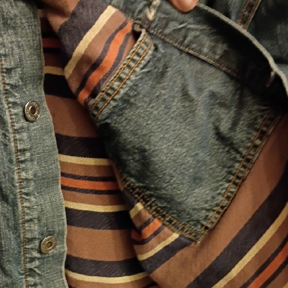 Levi's Classic Denim Jacket with Beige Collar - Picture 4 of 5